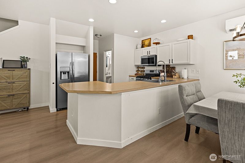 5th image of 9814 184th Street E