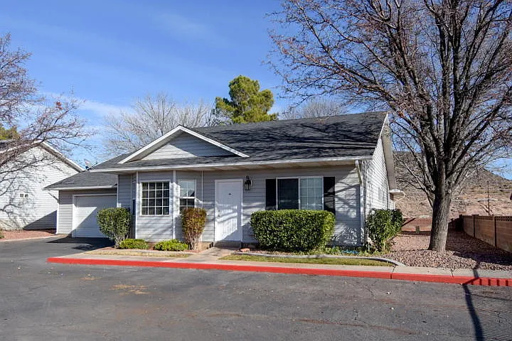 Three Bedroom Stand Alone Town Home — Photo 2
