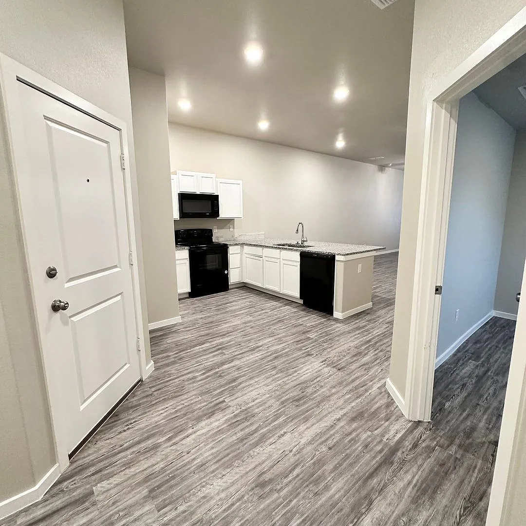 CD 2106 N. Avenue J — Photo 2