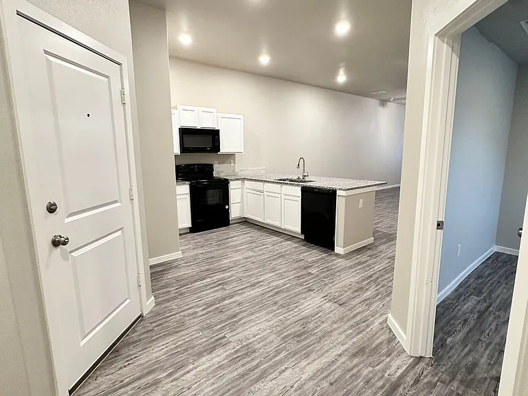 2106 N Avenue J — Photo 3