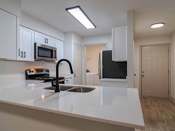 3rd image of 3078 Clairmont Rd #703