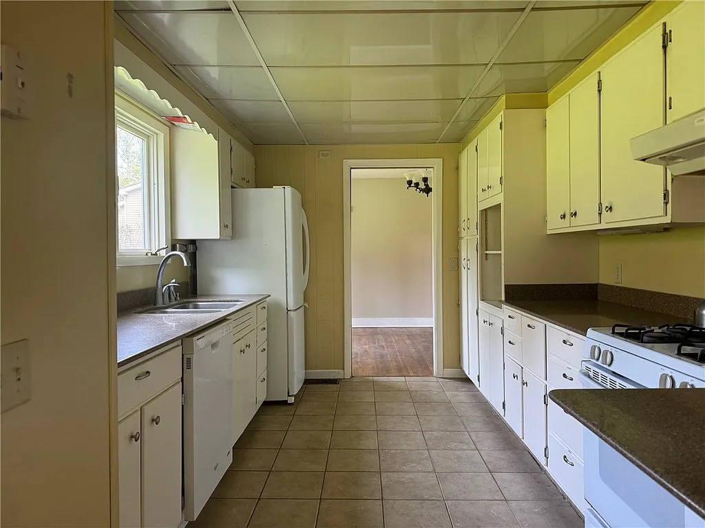4 bed, 2.0 bath, 1724 sqft, $2,200 — Photo 4