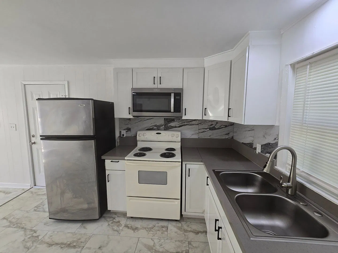 406 Lake Dr — Photo 4