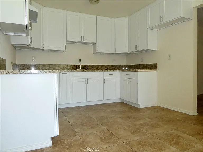 966 W Pine St — Photo 6