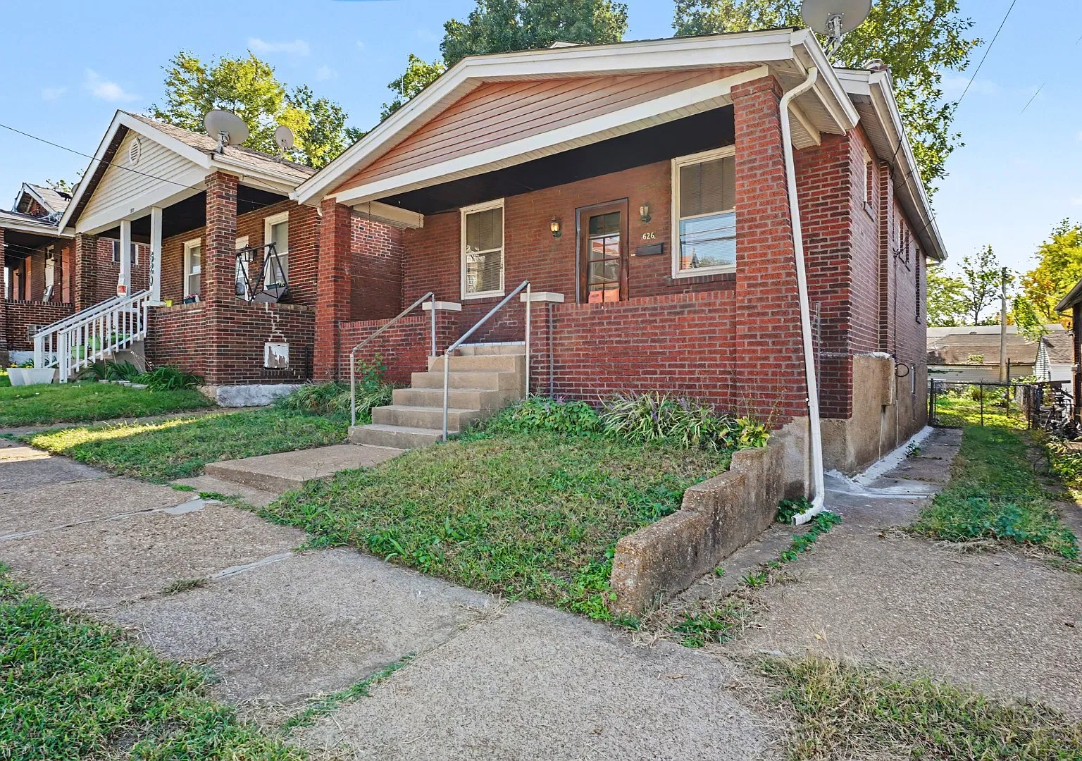 Charming 2-Bed Home with Fenced Yard, In-Unit Laundry, and Central Air 626 Koeln Ave, St. Louis — Photo 2