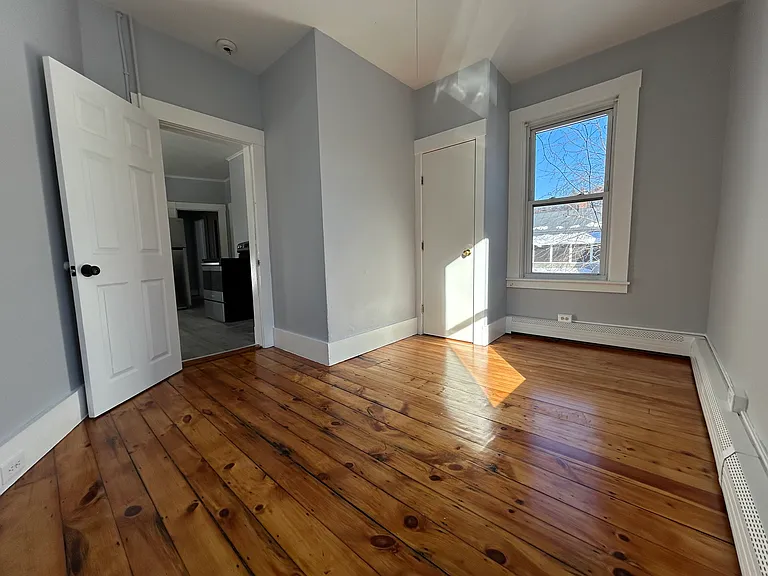201 Roxbury St #2R — Photo 2