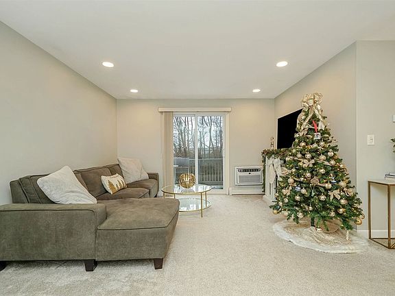 3rd image of 15 Fairharbor Dr