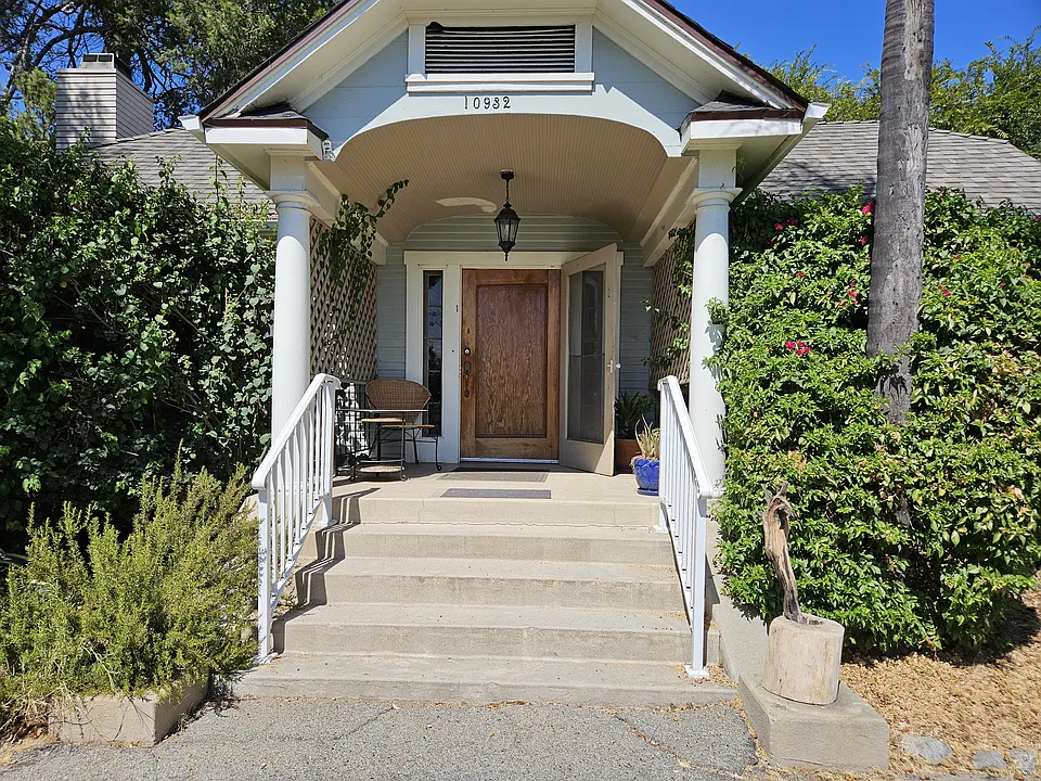 10932 Arleta Ave