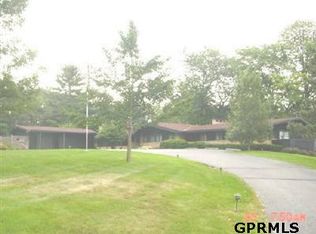 3327 N Lindenwood Ln, Omaha, NE 68112