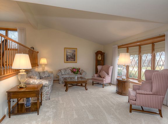 3rd image of 441 S Royal Ct