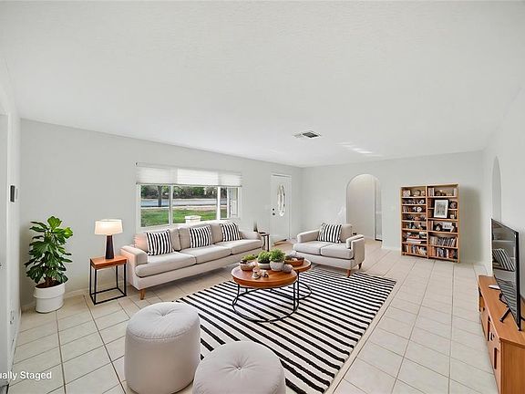 5th image of 113 Ruskin Ave
