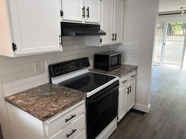 3 bed, 2200 sqft, $2,100 — Photo 3
