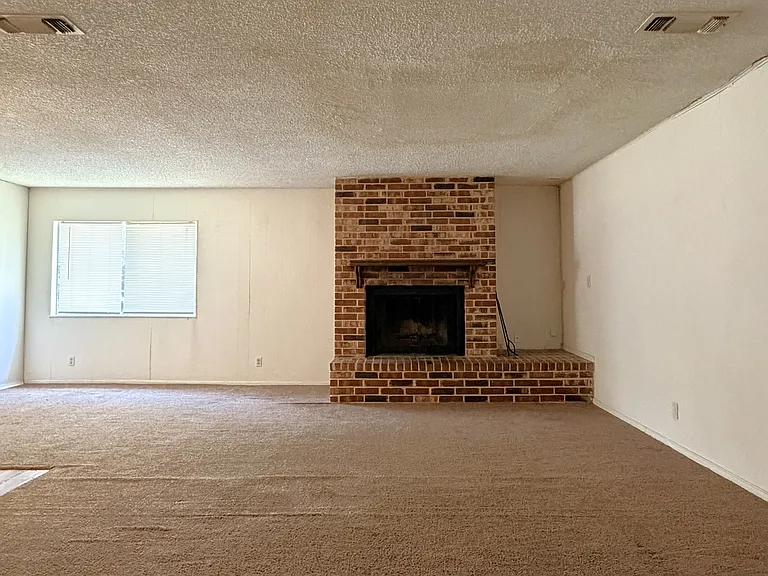 4915 Sierra Madre Dr — Photo 2