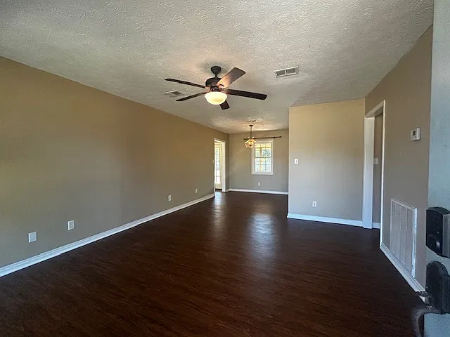 3 bed, 1004 sqft, $1,450 — Photo 2
