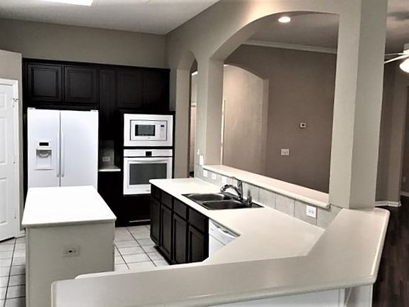 3rd image of 929 Kingwood Cir