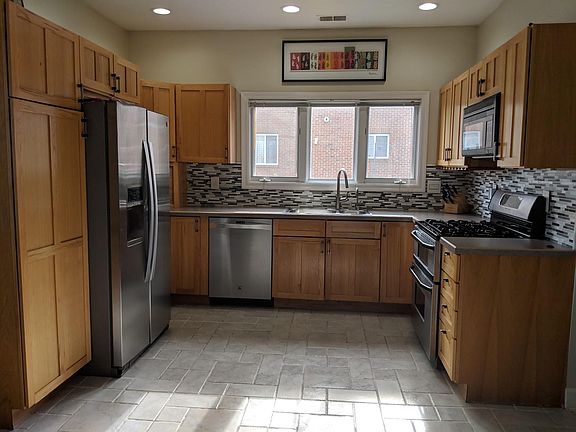 2nd image of 1101 S Lake Dr