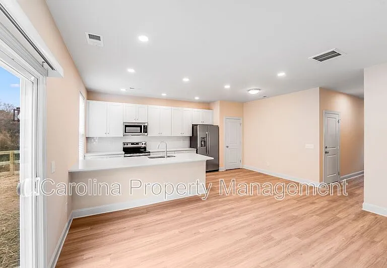 645 Brookwood St #B — Photo 12