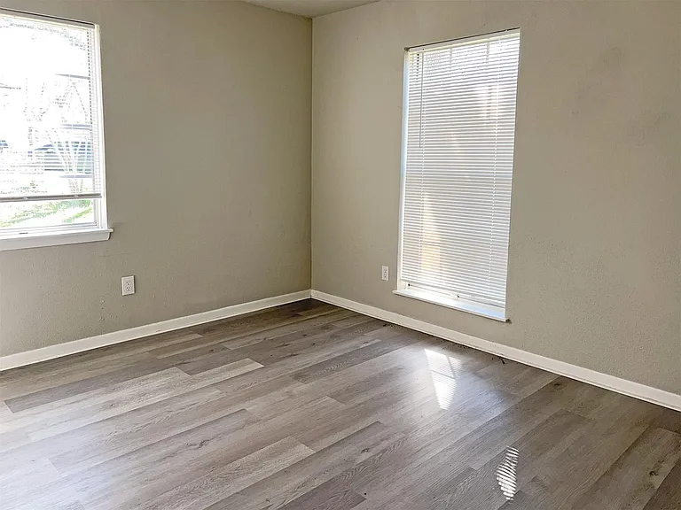 224 Stuart St — Photo 17