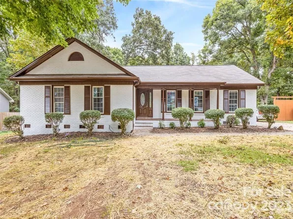 5745 Hollirose Dr, Charlotte, NC 28227