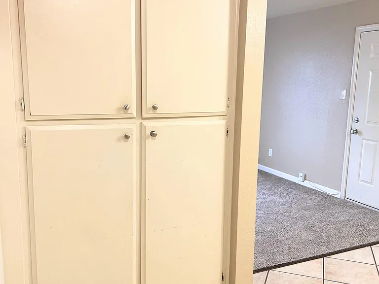 River House Apartments — Photo 7