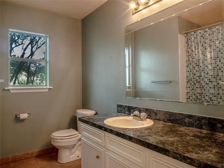 1107 Delano St — Photo 8