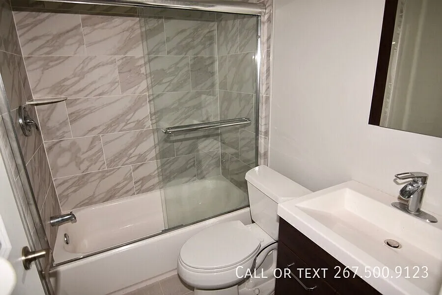 Absolutely Gorgeous Apartment Available now. W/D. Backyard! Available August 5th! — Photo 4