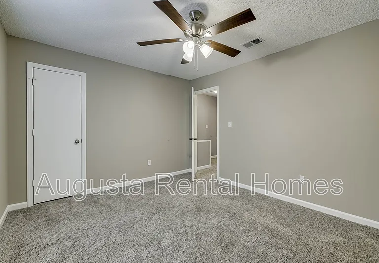 146 Chalet North Ct #146 — Photo 32