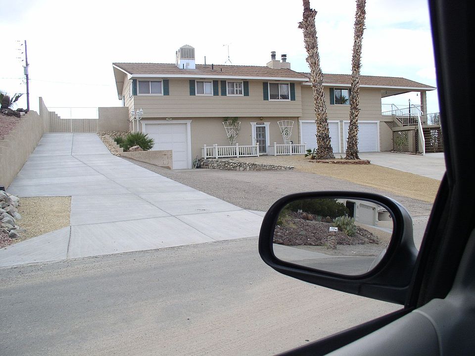 2nd image of 2650 Holiday Dr