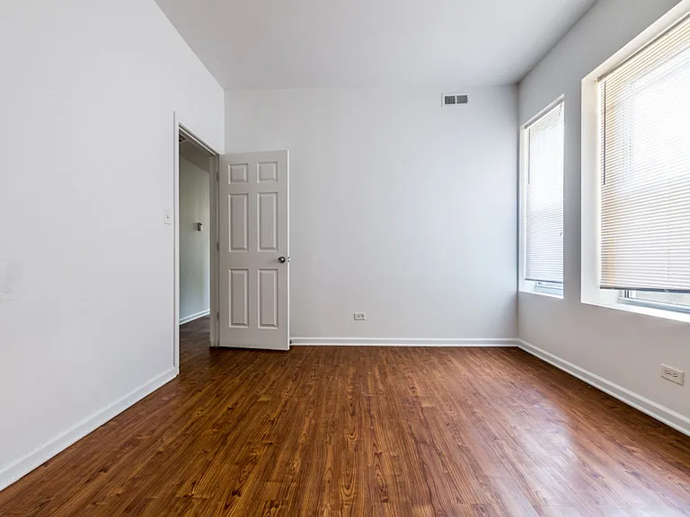 4820 S Michigan — Photo 4