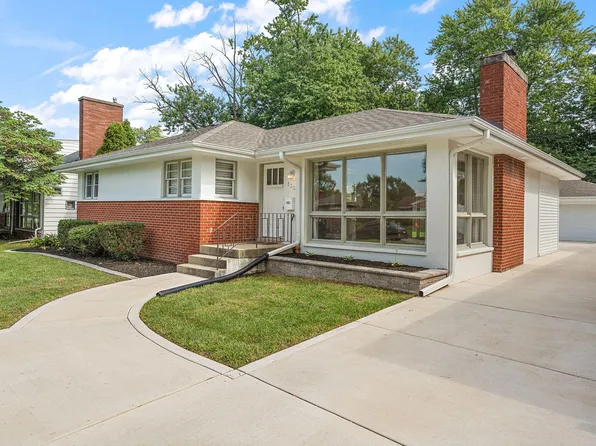 8223 Kooy Dr, Munster, IN 46321