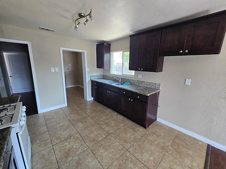 228 Prospect Ave — Photo 23