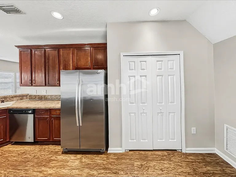 2724 Creekfront Dr — Photo 4