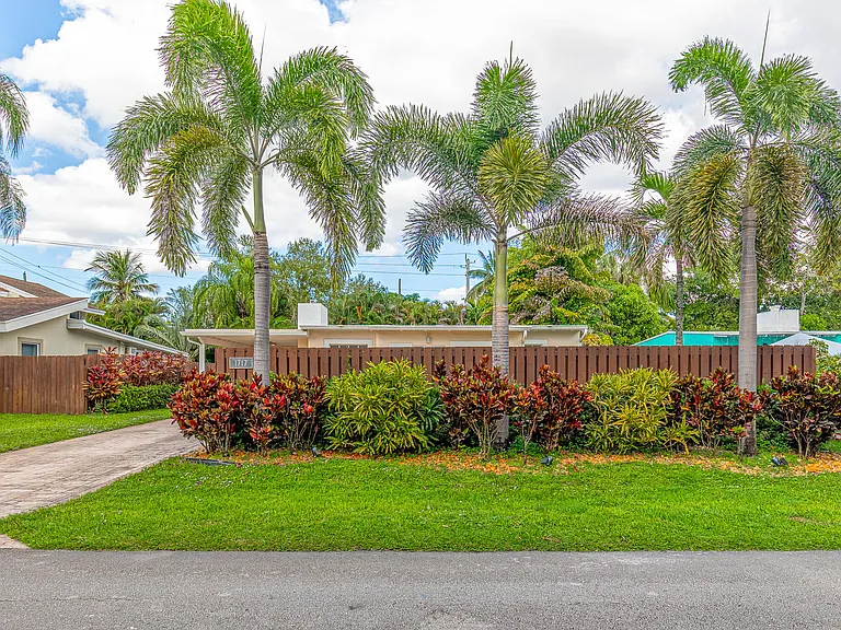 1717 SW 12th Ct — Photo 1