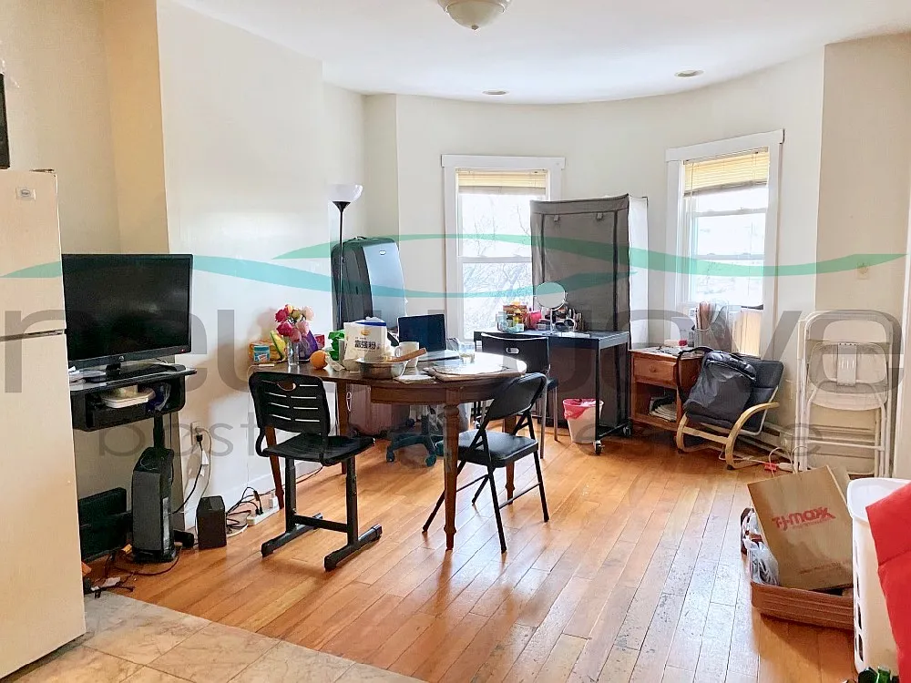 3 bed, 1000 sqft, $4,100 — Photo 1