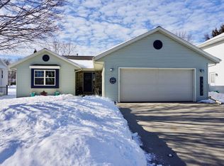 1522 Walsh Acres Dr, West Bend, WI 53095