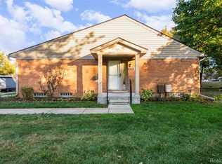 3711 Old Creek Rd, Troy, MI 48084