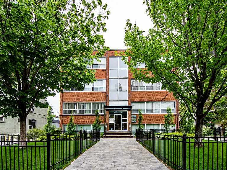 107 Redpath Ave — Photo 3