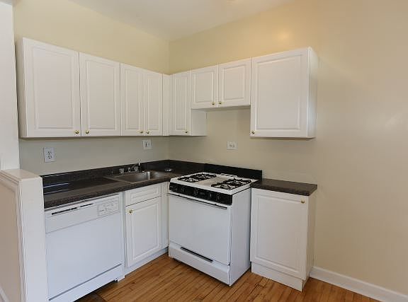 3rd image of 3726 N Pine Grove Ave APT 3E