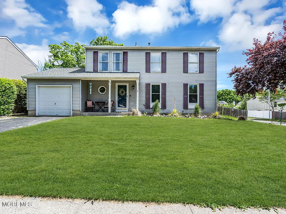 22 Compass Ln
