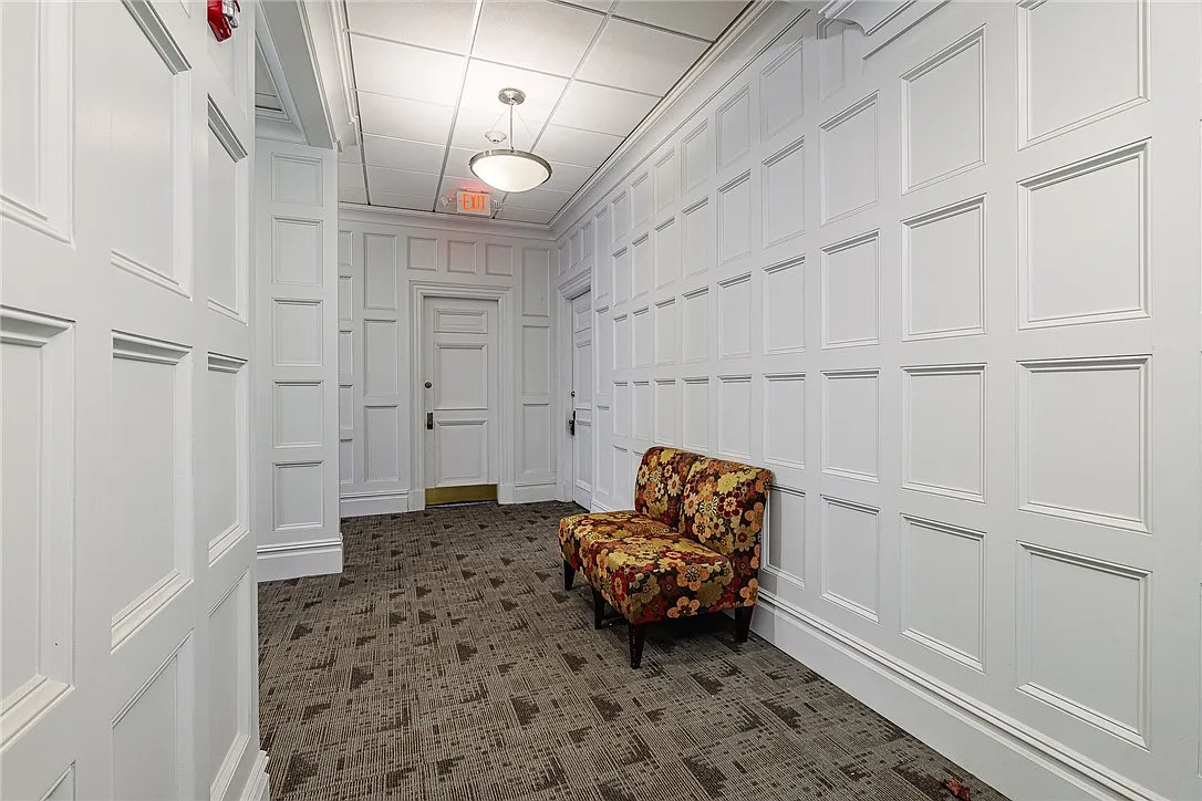 421 University Ave — Photo 2