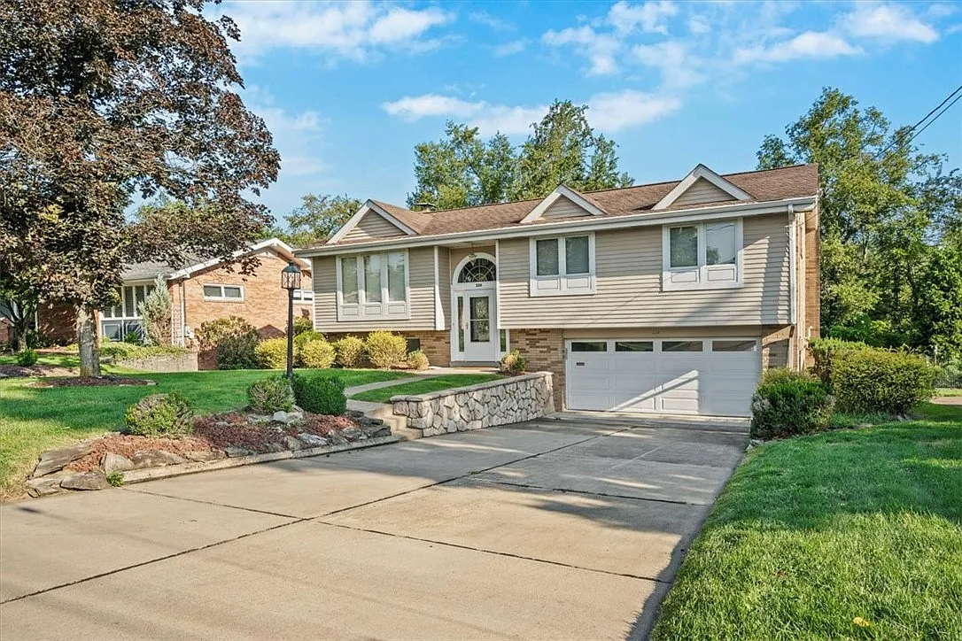 220 Lindenwood Dr photo 1