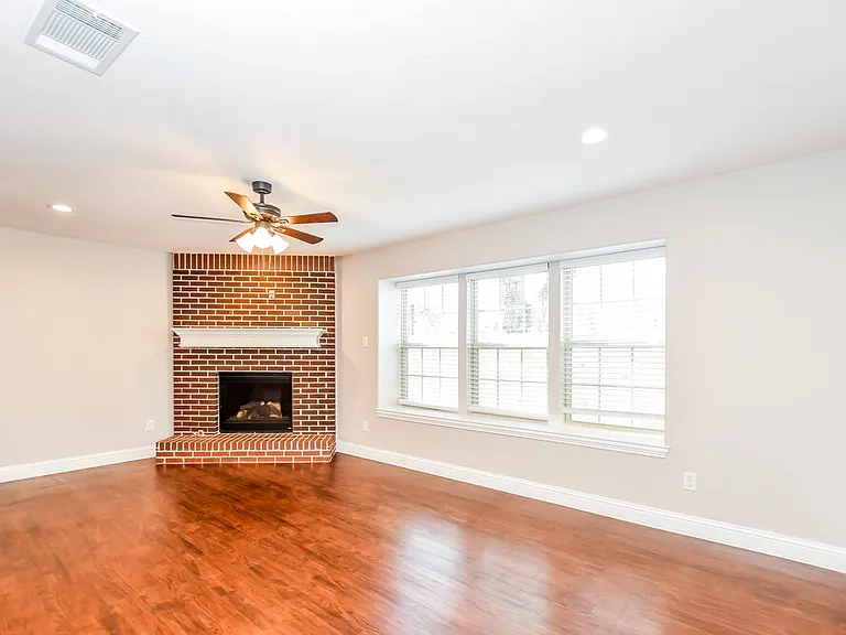 2913 Louis St — Photo 3