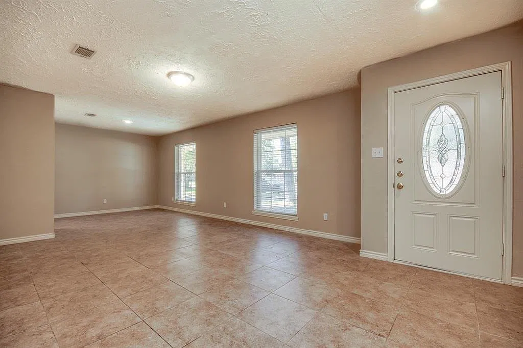 4 bed, 2.0 bath, 1834 sqft, $1,900 — Photo 2
