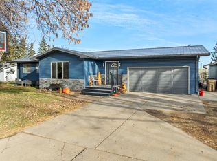 2009 Parkside Dr, Minot, ND 58701