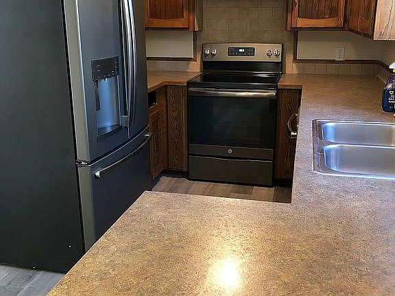 4th image of 915 S Oakhill Dr