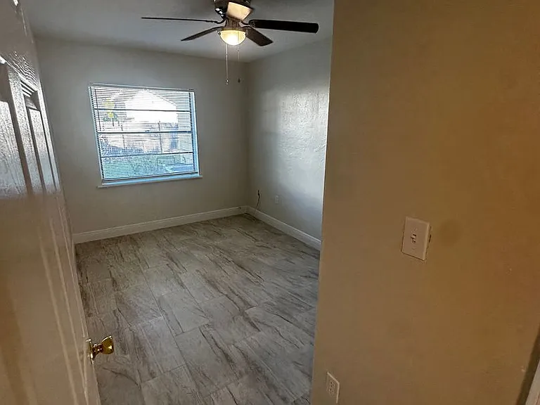 901 SW 62nd Ter — Photo 11