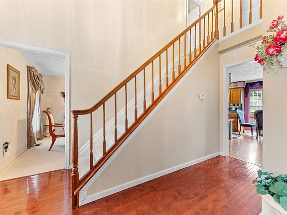 4th image of 223 Leaside Dr