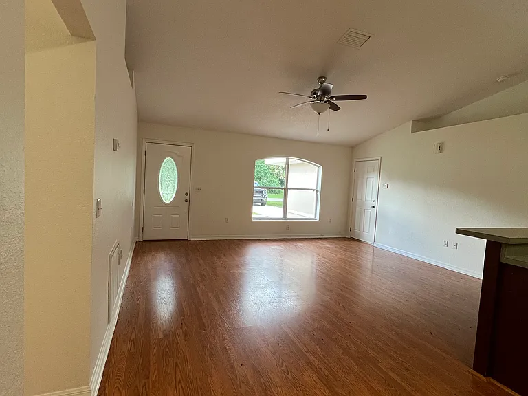 212 E Vermont Ave — Photo 4