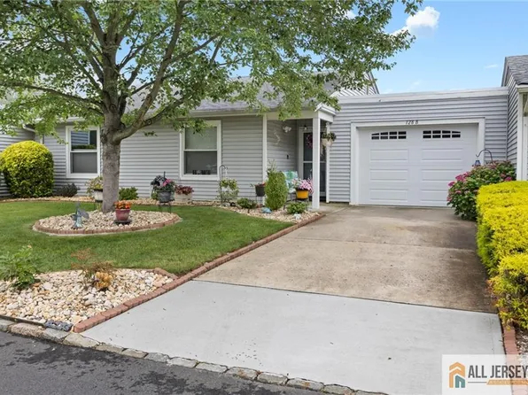 128 Balsam Plz, Monroe Township, NJ 08831