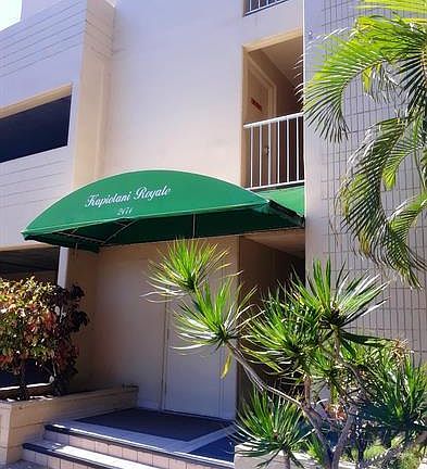 Entrance to lobby on Kapiolani Blvd.